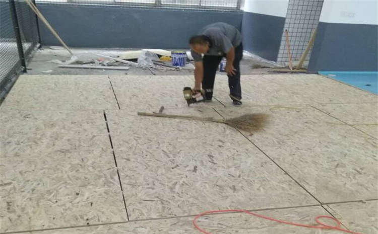 五角楓風(fēng)雨操場(chǎng)地板翻新施工