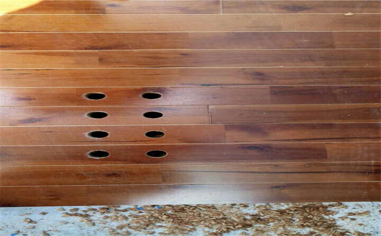 專業(yè)的風(fēng)雨操場地板多少錢一平米？