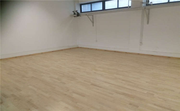 松木運(yùn)動(dòng)體育地板造價(jià)是的多少？