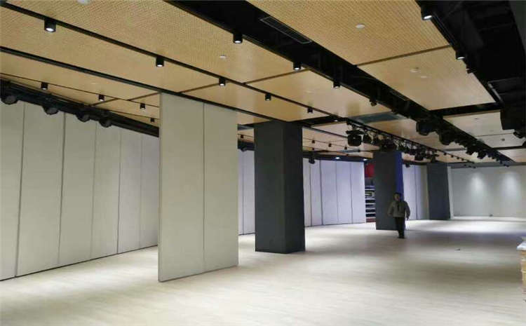 松木風(fēng)雨操場地板哪個品牌好？