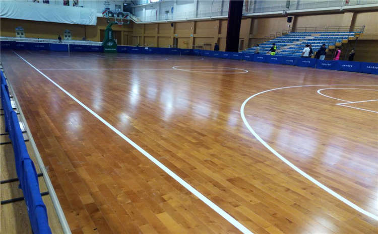 松木舞臺(tái)木地板怎么翻新？