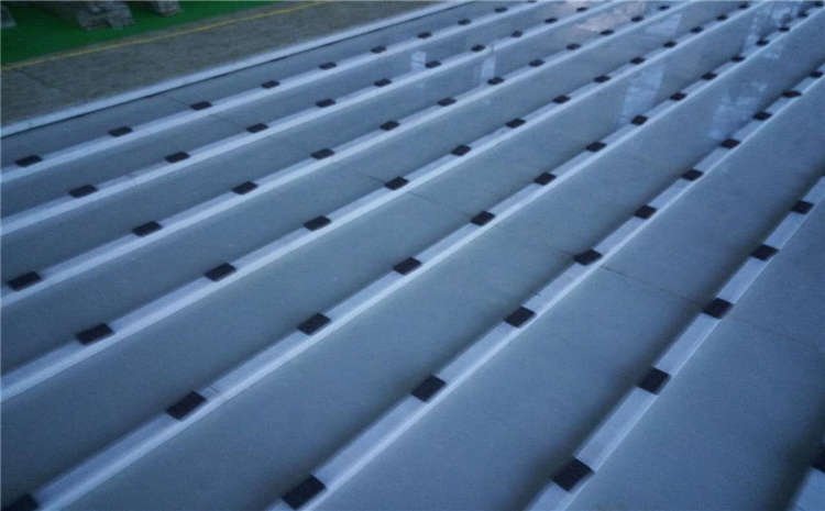 五角楓風(fēng)雨操場(chǎng)地板翻新施工