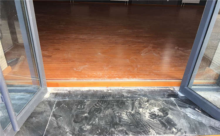 運(yùn)動(dòng)木地板的原木色澤是什么？