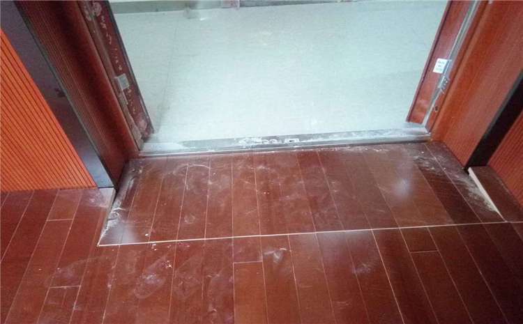 指接板風(fēng)雨操場地板多少錢一平米？