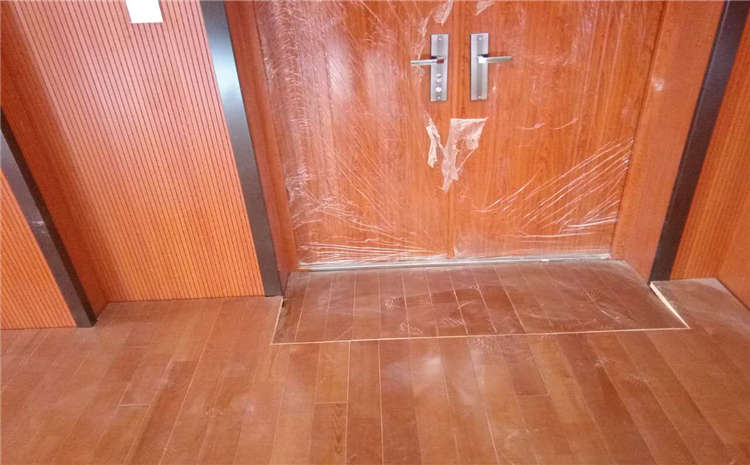 24厚籃球館木地板一般多少錢？