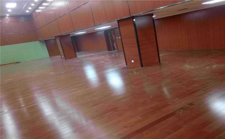 體育木地板為什么一會響一會不響？