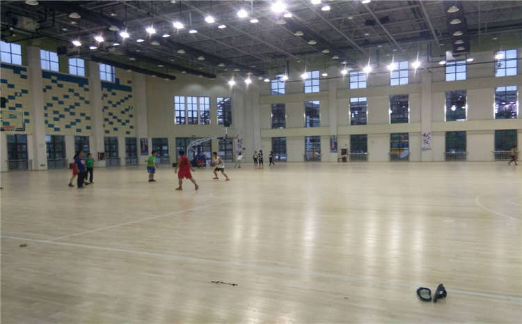 拼接板籃球場實(shí)木地板價格是多少錢？