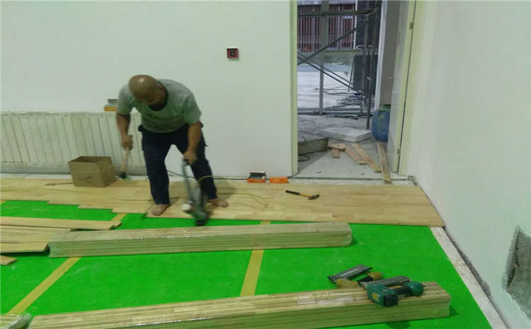 柞木舞臺(tái)運(yùn)動(dòng)木地板價(jià)格是多少錢？