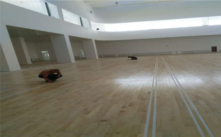 五角楓風雨操場地板怎么維修？