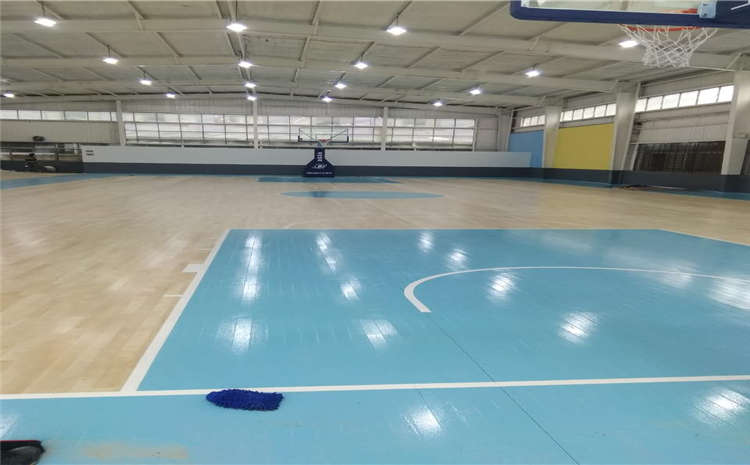 專業(yè)的風(fēng)雨操場地板多少錢一平米？