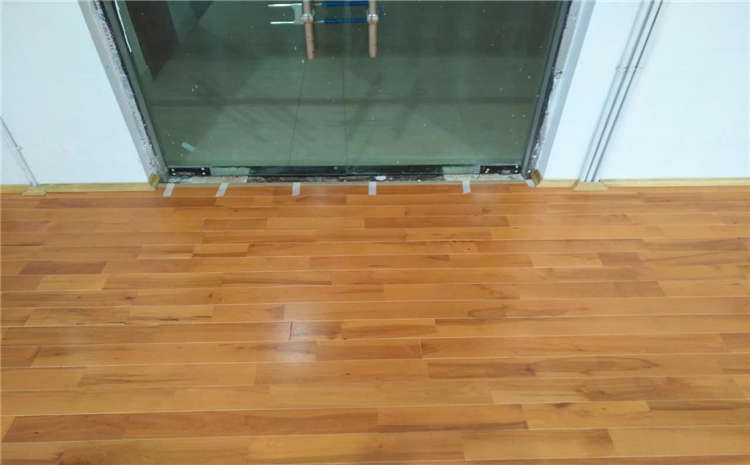 指接板體育運(yùn)動(dòng)地板怎么翻新？