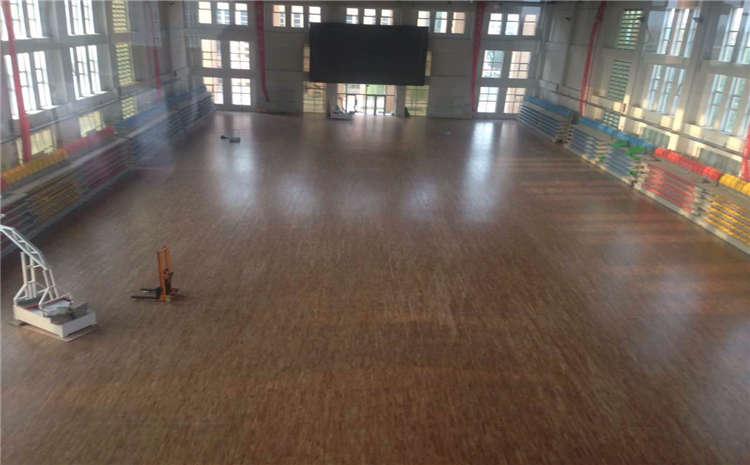 22厚羽毛球館木地板一般多少錢？