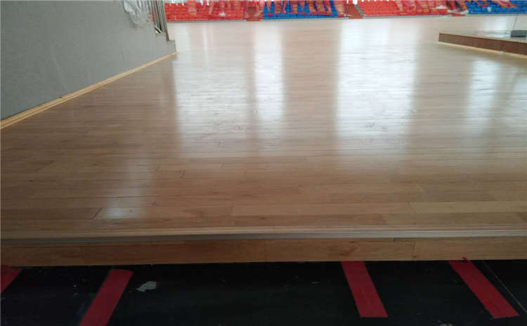 楓木實(shí)木運(yùn)動地板品牌廠家