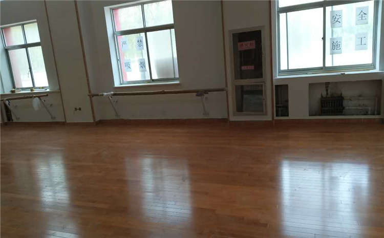 橡膠木籃球場(chǎng)實(shí)木地板廠家去哪找？