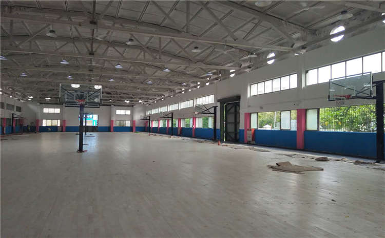 **的籃球場(chǎng)木地板一般多少錢(qián)？