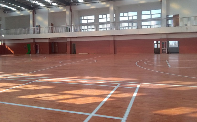 松木風(fēng)雨操場地板哪個品牌好？