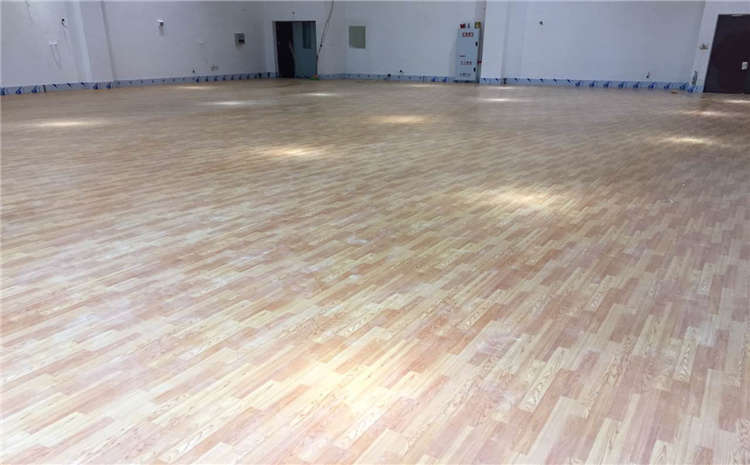 柞木木地板籃球場(chǎng)怎么翻新