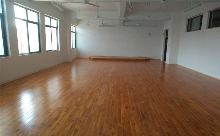 常見(jiàn)的籃球館地板維護(hù)