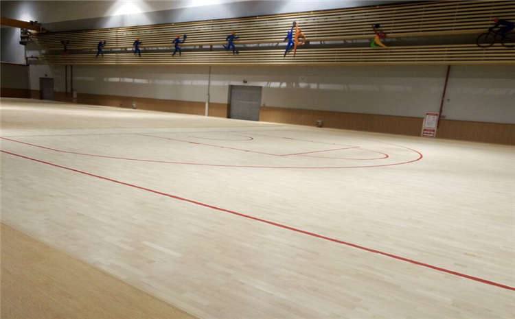 學(xué)校籃球館木地板有什么特點(diǎn)？